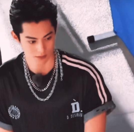 王鹤棣直播爆料视频,娱乐圈幕后故事大曝光  第1张